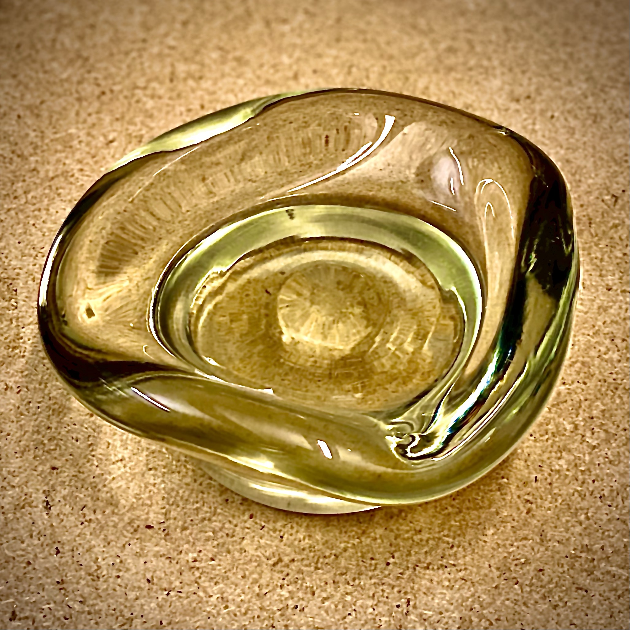 massiivinen n 2kg, kellertävää lasia